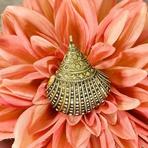 SOLD.    ELEGANT NATURAL SHELL COVERED WITH DECORATIVE TOOLED SILVER PENDANT